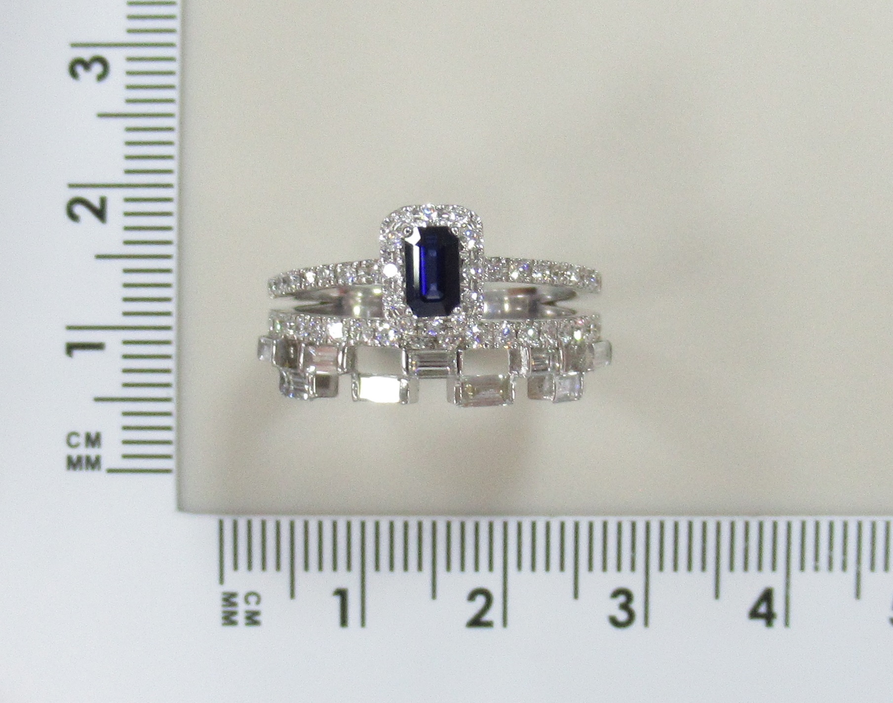 Кольцо из белого золота с сапфиром